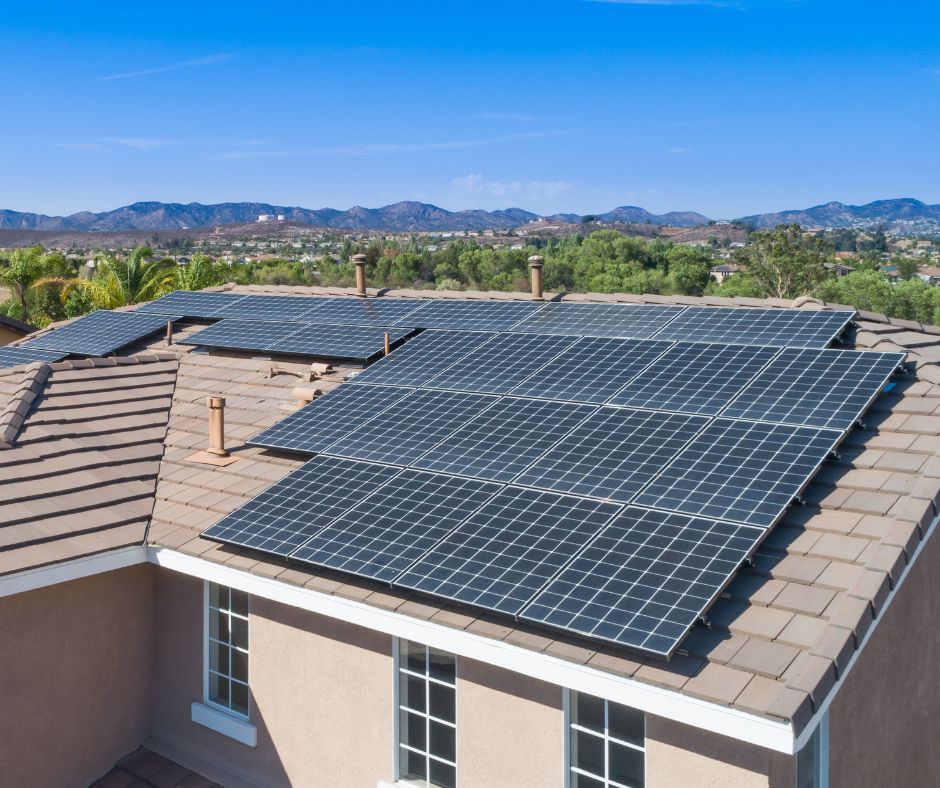 Paneles solares fotovoltaicos instalados en el tejado de una casa para autoconsumo energético sostenible con Altertec Energy Solutions.