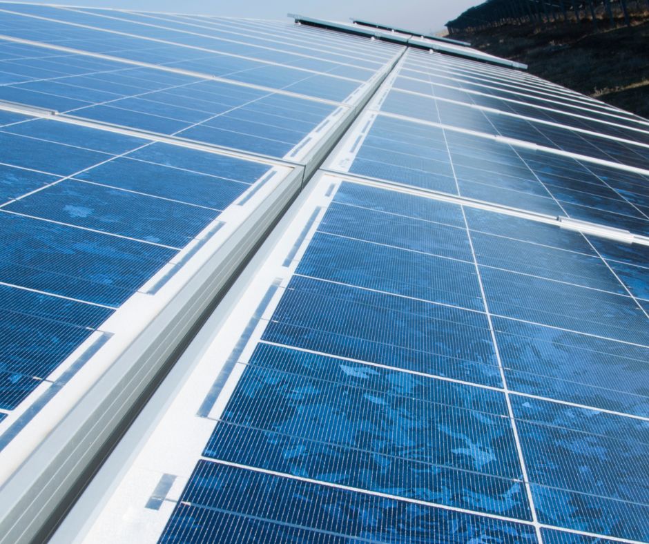 Paneles solares fotovoltaicos en una planta de energía renovable bajo luz solar directa.