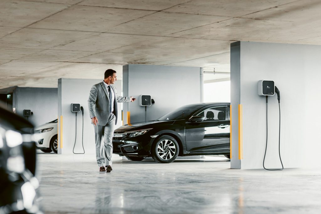 Cargadores tipo wallbox instalados en un garaje, listos para recarga de vehículos eléctricos