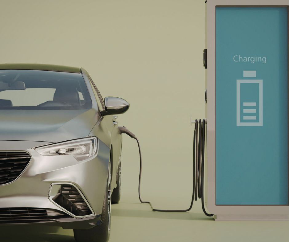 Coche eléctrico conectado a un punto de recarga en una estación de carga