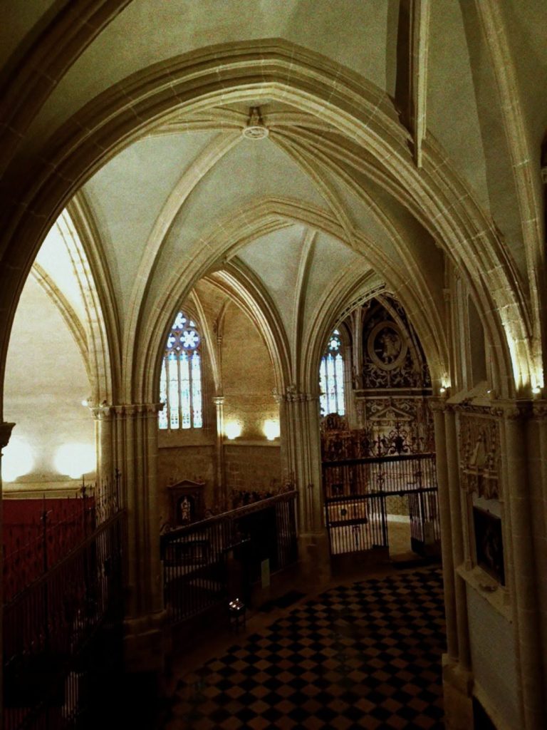 Interior de la Catedral de San Antolín de Palencia con bóvedas góticas, arcos de piedra e iluminación patrimonial integrada.